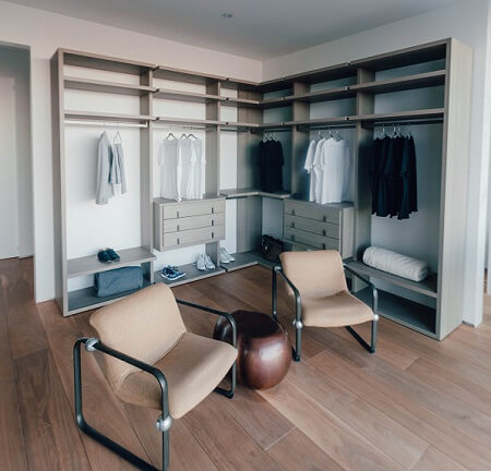 10 praktische Tipps für einen minimalistischen Kleiderschrank